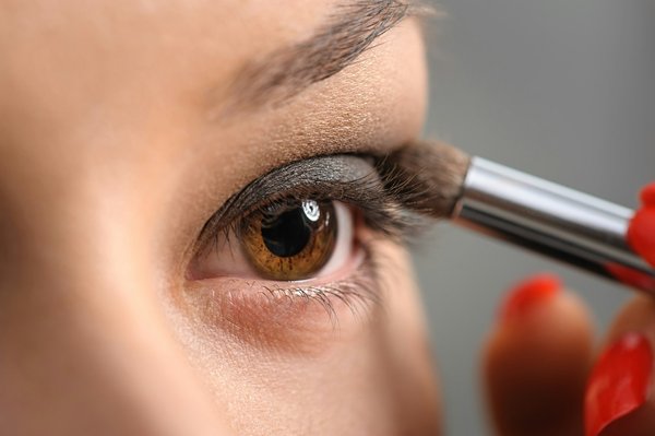 Comment créer un look de maquillage smoky eyes pour les yeux verts?