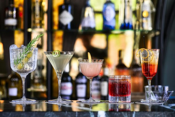 Comment organiser une soirée de cocktails maison avec des recettes originales ?